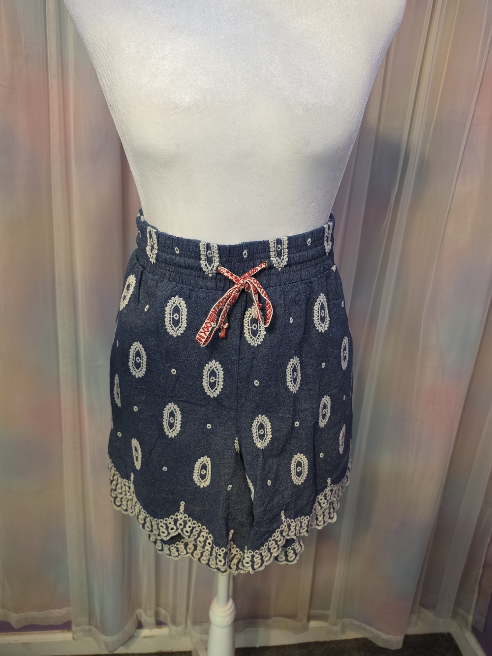 Anthropologie Ettiwa Blue Wash Shorts Cream Eyelet Red Drawstring Size Medium
